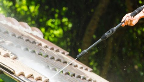 Nettoyage et Démoussage de Toiture à Liévin (62800) dans le Val de Marne.